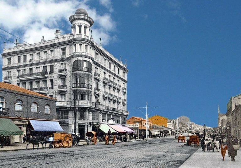 La Glorieta del Pueblo San Pedro de Mala A group of people walking in front of a building
